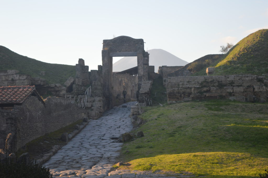 Nekropole von Pompeji mit Vesuv